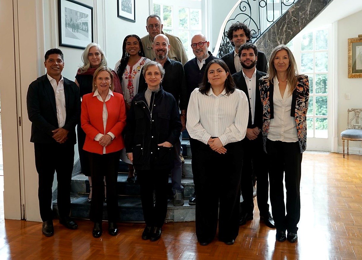 El jurado de la Bienal reunido en la escalera de la residencia de la embajadora de Francia.