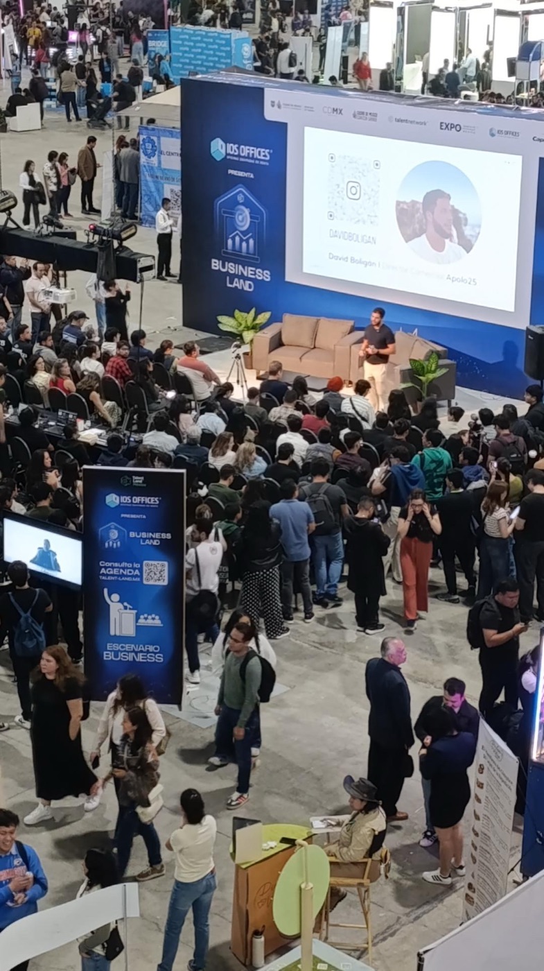 Pabellón Business Land de Talent Land: cientos de personas sentadas en el piso frente al escenario donde David Boligán da una charla.
